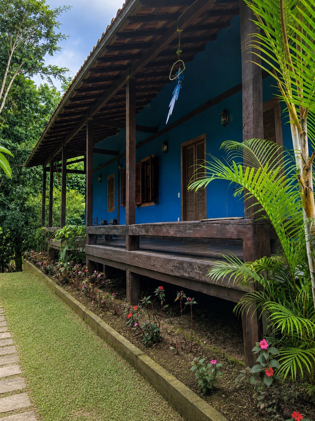 Fachada frontal da Chácara dos Lagos com jardim