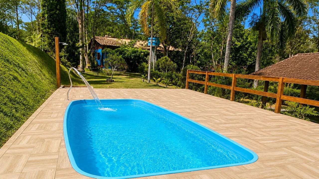 Piscina privativa da Chácara dos Lagos com vista para o jardim